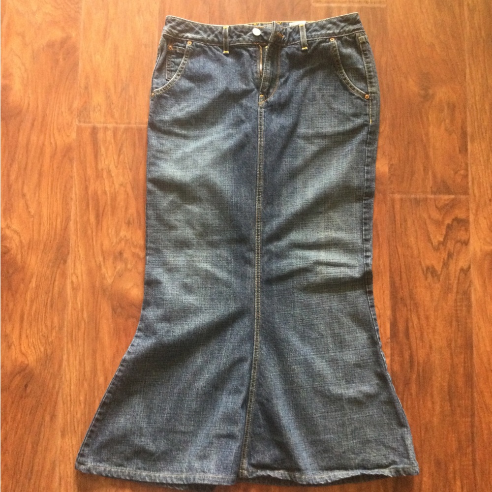 Preowned Lucky Brand Dungarees denim skirt size 8 /29. No rips, very long.